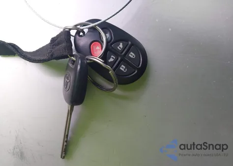 2015 Toyota Sienna Se 8 Passenger z USA, uszkodzony, nr VIN 5TDXK3DC5FS688680